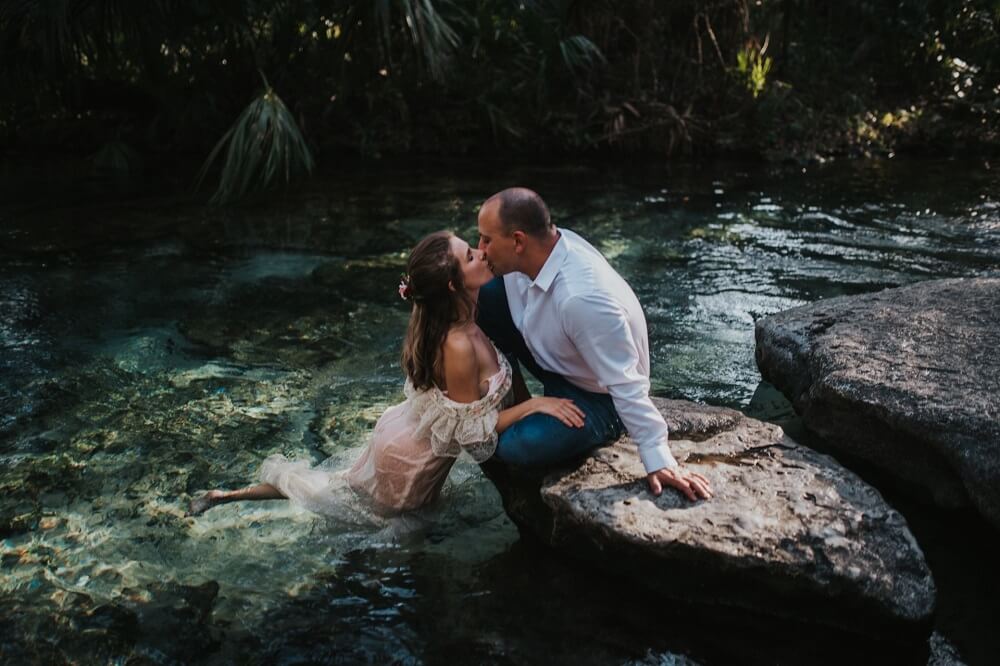 couple kissing in spring